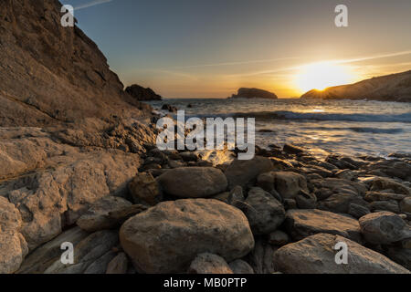 Sonnenaufgang in der arnia Strand. Urros De Liencres. Kantabrien. Spanien. Stockfoto