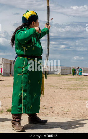 Frauen Bogenschießen Wettbewerb, NAADAM Festival, Murun Stockfoto