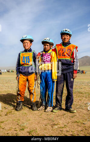 Junge Jockeys, Pferderennen an Naadam Festival, Murun, Mongolei Stockfoto