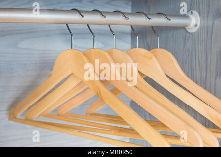 Holz Kleiderbügel auf Kleiderstange Stockfoto