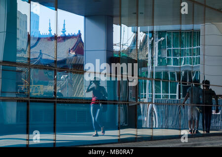 Reflexionen im Blue Sky Tower in Ulaanbaatar, Mongolei Stockfoto