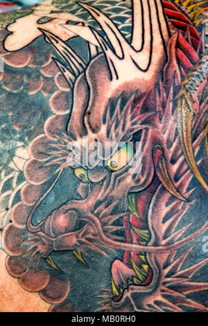 England, London, London Tattoo Convention, Tattoo-Detail mit chinesischer Drache Stockfoto