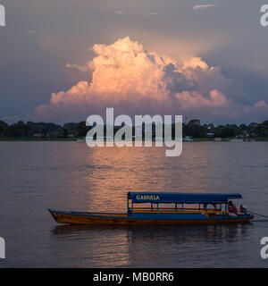 Santa Rosa, Peru - Mar 24, 2018: Sonnenuntergang über dem Amazonas der Cargo Boot. Stockfoto