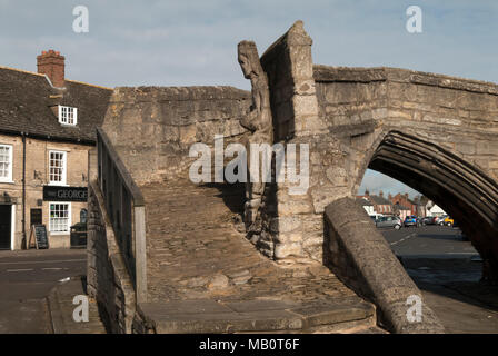 Crowland Trinity Bridge, Lincolnshire. Mittelalterliche Skulptur von König Ethelbald oder Aethelbald König von Mercia. Ursprünglich auf die Abtei aber fiel weg vor langer Zeit und positioniert sich auf der berühmten Brücke. HOMER SYKES Stockfoto