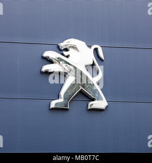 Eine der (20) Bilder in diesem Satz Unternehmen in Shrewsbury. Peugeot Auto hersteller Emblem in quadratischen Bild Format. Stockfoto