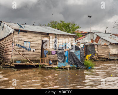 Belén, Peru - 27. März 2018: Schwimmende Häuser in der Flussniederung der Itaya Fluss, ärmsten Teil von Iquitos - Belén. Venedig von Lateinamerika. Region Lor Stockfoto