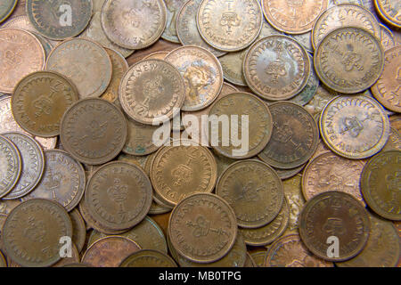 Eine große Sammlung von halbe Pennies. Die Münze war demonetised und aus dem Verkehr im Dezember 1984 zurückgezogen. Stockfoto