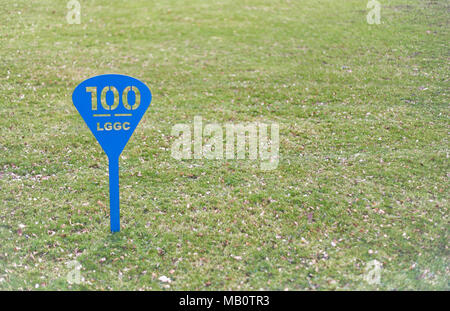 Eine der Abstand zum Stift Markierungen, die auf den Fairways des Letham Grange Golf Club gefunden werden kann, im Colliston, Arbroath. Stockfoto