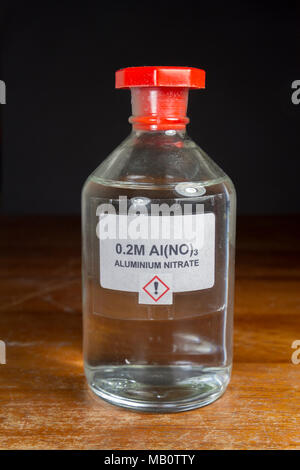 Eine Flasche 0,2M Aluminium Al Nitrat (NO) 3, wie in einem britischen Secondary School, London, UK. Stockfoto