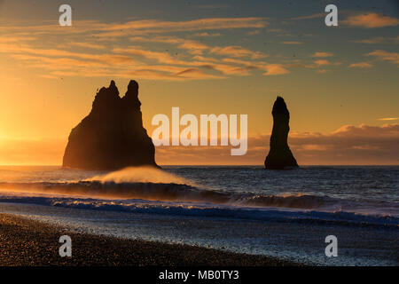 Surf, Europa, Felsformationen, Felsnadeln, Insel, Küste, Landschaften, Licht Stimmung, Meer, Morgenstimmung, Reynisdranger, Sunrise, Strand, Insel Vulcano, w Stockfoto