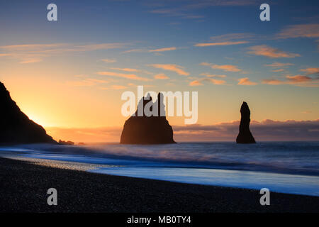 Surf, Europa, Felsformationen, Felsnadeln, Insel, Küste, Landschaften, Licht Stimmung, Meer, Morgenstimmung, Reynisdranger, Sunrise, Strand, Insel Vulcano, w Stockfoto