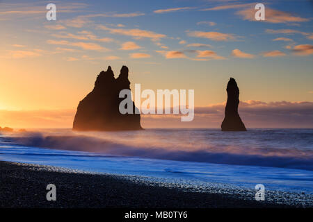 Surf, Europa, Felsformationen, Felsnadeln, Insel, Küste, Landschaften, Licht Stimmung, Meer, Morgenstimmung, Reynisdranger, Sunrise, Strand, Insel Vulcano, w Stockfoto