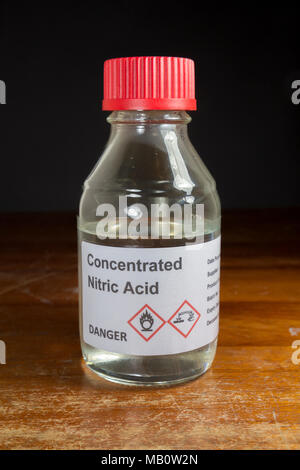 Eine Flasche konzentrierter Salpetersäure (HNO3) als in einer britischen Secondary School, London, UK. Stockfoto