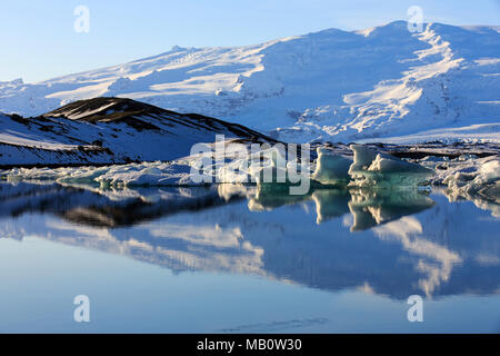 Berge, Eis, Schollen, Europa, Gletscher, Gletscher, Lagune, Insel, Jökulsarlón, Szenerien, Reflexion, Vulkan, Insel, Wasser, Winter, Öraefajökull Stockfoto