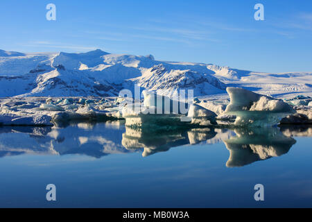 Berge, Breidamerkurjökull, Eis, Schollen, Europa, Gletscher, Gletscher, Lagune, Insel, Jökulsarlón, Szenerien, Reflexion, Vulkan, Insel, Wasser, winter Stockfoto