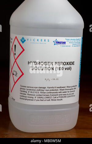 Eine Flasche 100 Vol Wasserstoffperoxid (H2O2)-Lösung wie in einer britischen Secondary School, London, UK. Stockfoto