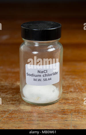 Ein Glas mit Natriumchlorid (NaCl), wie in einem britischen Secondary School, London, UK. Stockfoto