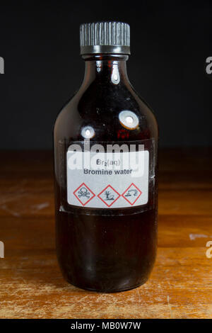 Eine Flasche Wasser Brom (Br 2 (AQ)) als in einer britischen Secondary School, London, UK. Stockfoto