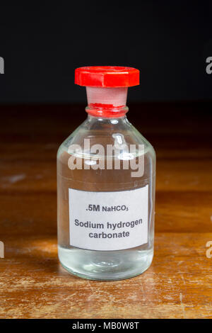 Eine Flasche 0,5 m Natriumhydrogencarbonat (NaHCO3) oder Natriumbikarbonat oder Backpulver als in einer britischen Secondary School, London, UK. Stockfoto