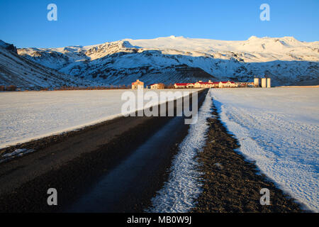 Bauernhäuser, Berge, Europa, Eyjafjallajökull, Gestastofa, Insel, Landschaft, Landwirtschaft, Lichtstimmung, Schnee, Vulkan, Vulkan Insel, winter Stockfoto