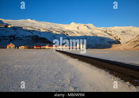 Bauernhäuser, Berge, Europa, Eyjafjallajökull, Gestastofa, Insel, Landschaft, Landwirtschaft, Lichtstimmung, Schnee, Vulkan, Vulkan Insel, winter Stockfoto