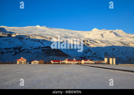 Bauernhäuser, Berge, Europa, Eyjafjallajökull, Gestastofa, Insel, Landschaft, Landwirtschaft, Lichtstimmung, Schnee, Vulkan, Vulkan Insel, winter Stockfoto