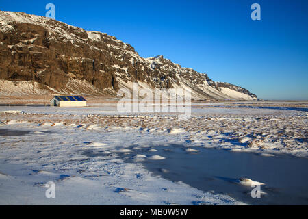 Berge, Europa, Haus, Insel, Landschaften, Paradisarhellir, Schnee, Vulkan Insel, winter Stockfoto