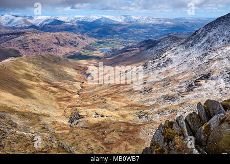 Cumbria/UK - 5. April 2018: Die englischen Lake District und die tilberthwaite Fells mit wenig Langdale in der Ferne Stockfoto