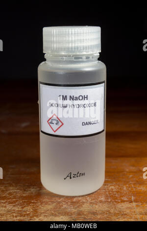 Eine Flasche 1M Natriumhydroxid (NaOH) als in einer britischen Secondary School, London, UK. Stockfoto