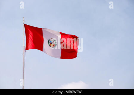 Eine große Peruanische Flagge schwenkten im Wind in Peru. Stockfoto