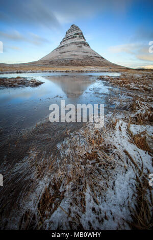 Berge, Europa, Insel, Kirkjufell, Landschaften, Licht Stimmung, See, Snaefellsnes, Reflexion, Vulkan, Insel, Wasser, winter Stockfoto