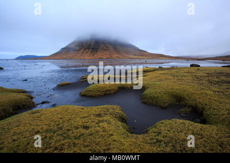 Berge, Europa, Insel, Kirkjufell, Landschaften, Meer, Nebel, Snaefellsnes, Strand, Vulkan, Insel, Wasser, winter Stockfoto