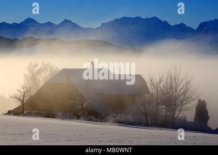 Ballenbühl, Bauernhaus, Berge, Emmental, Haus, Landschaften, Licht Stimmung, Nebel, Schnee, Schweiz, winter Stockfoto