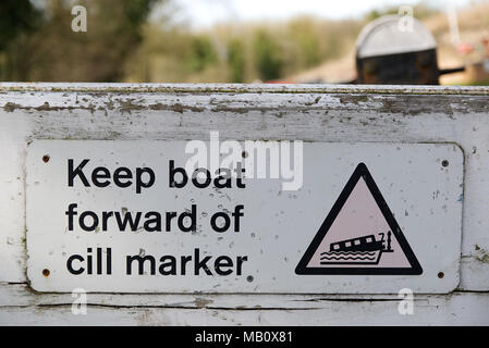 Alte Schleuse mit Anleitung Boot von cill Marker auf Holz- Gatter zu halten Stockfoto