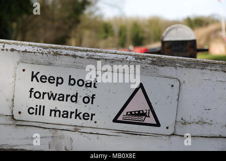 Alte Schleuse mit Anleitung Boot von cill Marker auf Holz- Gatter zu halten Stockfoto