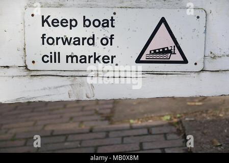 Alte Schleuse mit Anleitung Boot von cill Marker auf Holz- Gatter zu halten Stockfoto