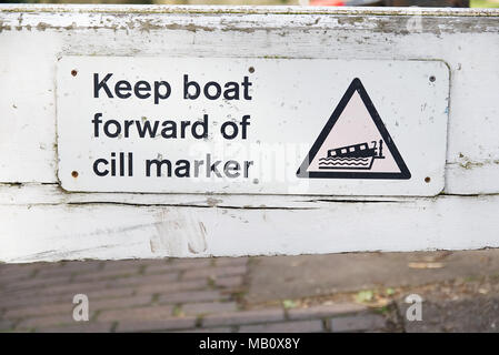 Alte Schleuse mit Anleitung Boot von cill Marker auf Holz- Gatter zu halten Stockfoto