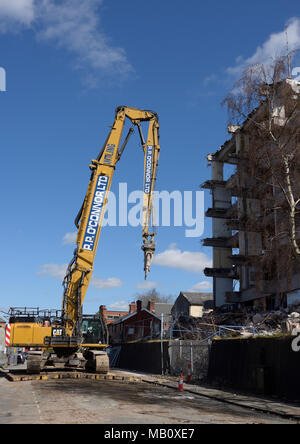 Caterpillar 350L High Reach Abbruchbagger mit Betonbrecher Befestigung Auf der Straße vor einem teilweise abgerissenen Betongebäude Bury uk Stockfoto