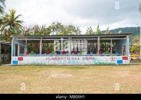 Puerto Marceau, Panama - März 2018: Zuschauer Tribüne am Fußballplatz/Sportplatz in Puerto Marceau, Panama Stockfoto