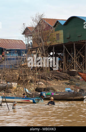 Fischer auf ihre Netze in das Wasser bei einer stelze Village, Tonle Sap Binnensee, Kampong Khleang, Kambodscha, Asien Stockfoto