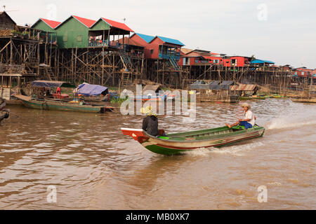 Eine lokales Boot vorbei in einem stelzenläufer Dorf Kampong Khleang, Binnenschifffahrt See Tonle Sap, Kambodscha, Asien Stockfoto