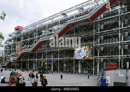 Paris, France, September 29: View of the Pompidou centre in Paris September 29, 2013. On the square in front of the center walk Parisians and visitors Stockfoto