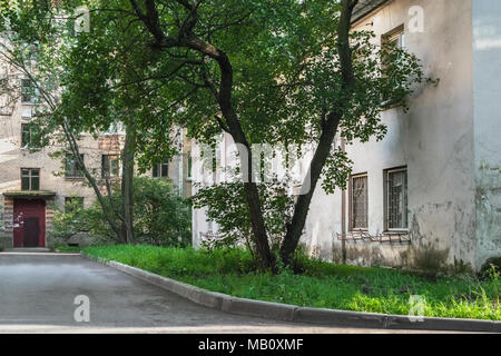 Ruhigen gemütlichen grünen Hof, in einer Wohngegend der Stadt Sankt Petersburg. Stockfoto