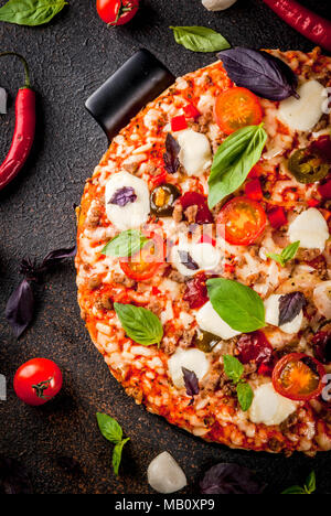 Italienische Pizza vom Grill mit verschiedenen Zutaten auf dunklem Hintergrund der Ansicht von oben kopieren Raum Stockfoto