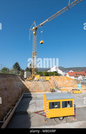 Baustelle mit gelben Website Trailer und Kran Stockfoto