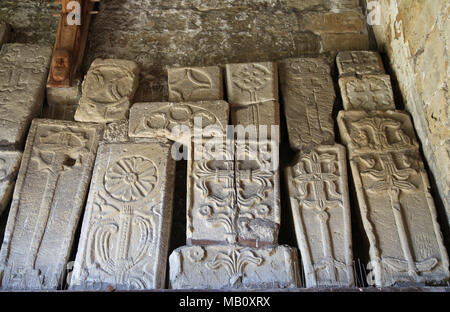 Einzigartige Sammlung von mittelalterlichen geschnitzten Grabplatten in der Halle des Bakewell Pfarrkirche Stockfoto