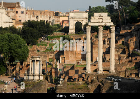 Via Sacra (heilige Straße), Basilika (Basilica Julia), Tempio dei Dioscuri (Tempel des Castor und Pollux), Tempio di Vesta (Tempel der Vesta), Casa Stockfoto