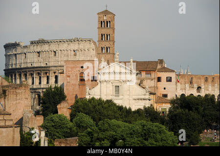 Basilika Santa Francesca Romana (Basilika Santa Francesca Romana) mit Campanile (Glockenturm) und Colosseo (Kolosseum) in Foro Romano (Forum Romanu Stockfoto