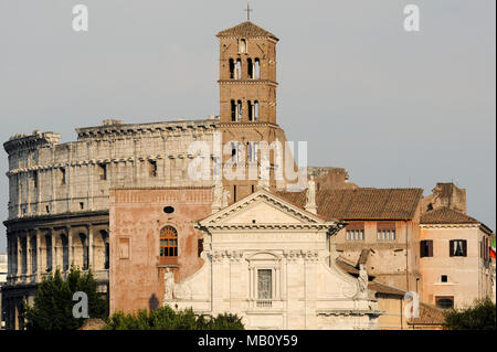 Basilika Santa Francesca Romana (Basilika Santa Francesca Romana) mit Campanile (Glockenturm) und Colosseo (Kolosseum) in Foro Romano (Forum Romanu Stockfoto