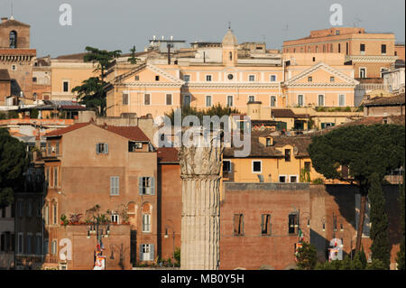 Colonna di Foca (Spalte des Phokas) in Foro Romano (Forum Romanum) im historischen Zentrum von Rom aufgeführt von der UNESCO zum Weltkulturerbe in Rom, Italien. April 28 t Stockfoto